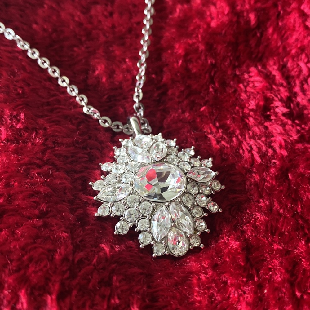 Pretty Rhinestone Pendant and necklace - Picture 2 of 7